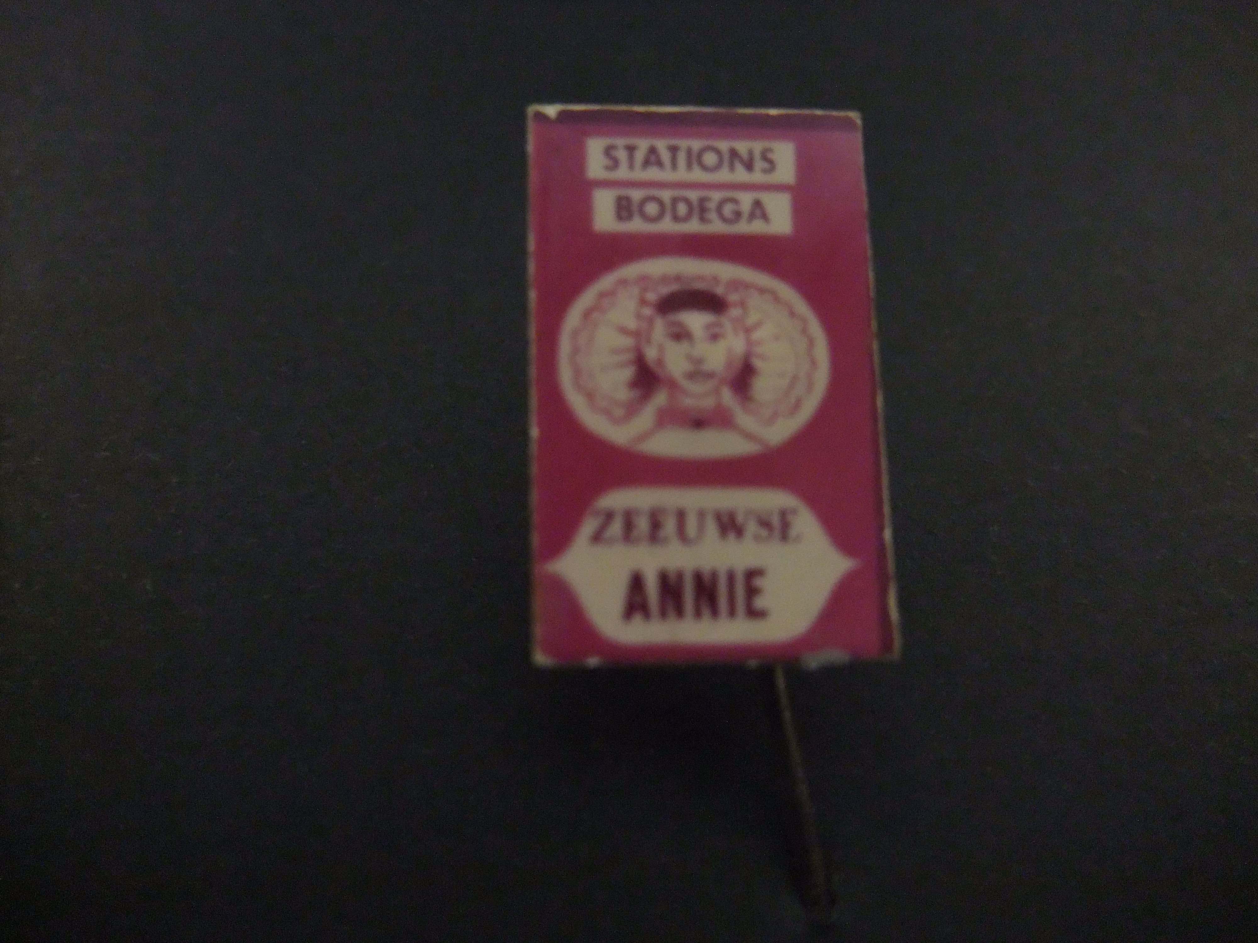 Stations Bodega Zeeuwse Annie ( klederdracht)